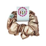 Somos-Chicas-Scrunchie-Metalizada-Bronce.jpg