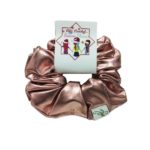 Somos-Chicas-Scrunchie-Metalizada-Rosada.jpg
